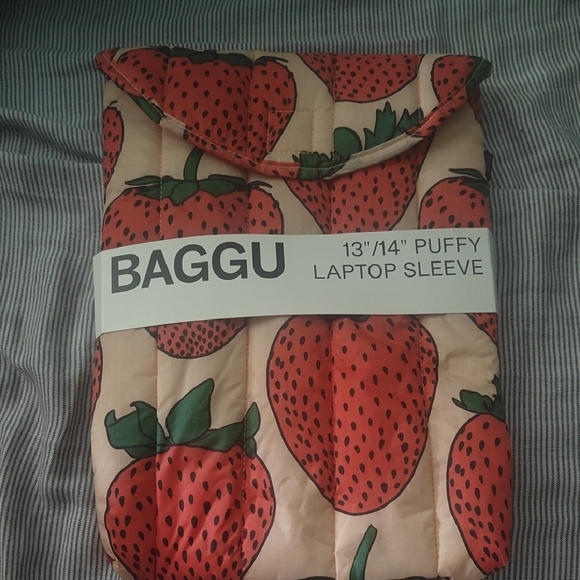 BAGGU Handbags - BAGGU Strawberry Print Puffy Laptop Sleeve 13/14"